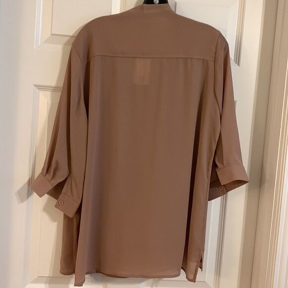 Acevog Size XL tan blouse.  Has lining in the front and crêpe like material. - Picture 2 of 11